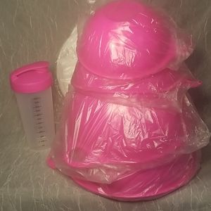 Tupperware Kitchen - NEW Neon Pink Tupperware Thatsa Bowl Set & Shaker Tupperware Kitchen - NEW Neon Pink Tupperware Thatsa Bowl Set & Shaker